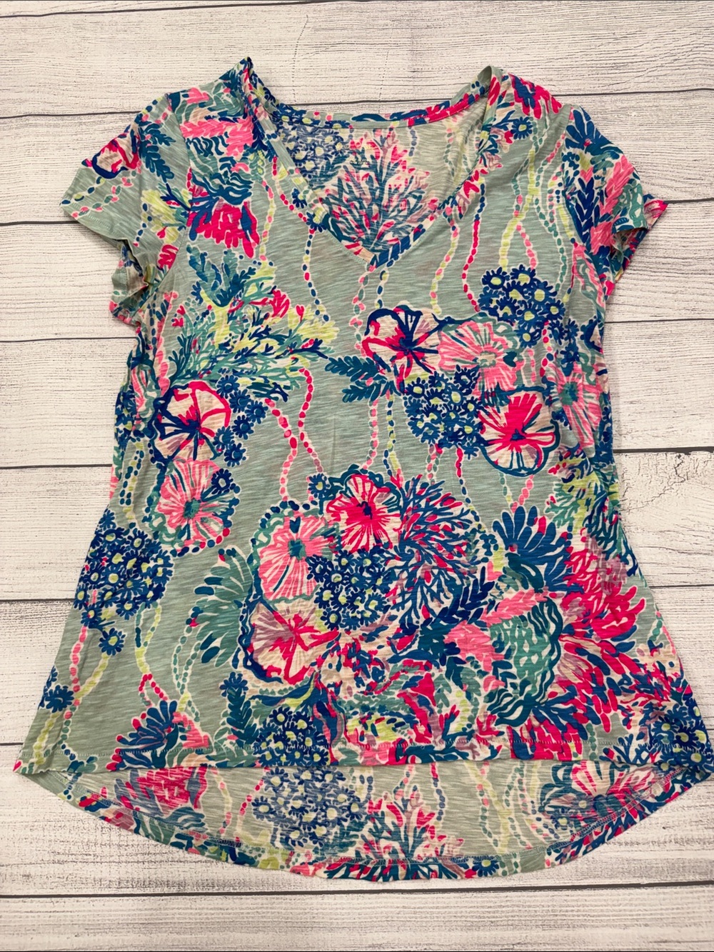 Lilly Pulitzer M Coral Reef Floral V-Neck Short Sleeve Tee